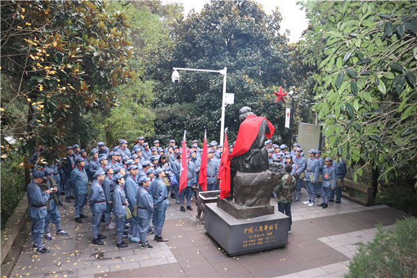 遵义师范学院讲师梁家铭在红军烈士陵园讲授《红军菩萨的启示》.JPG